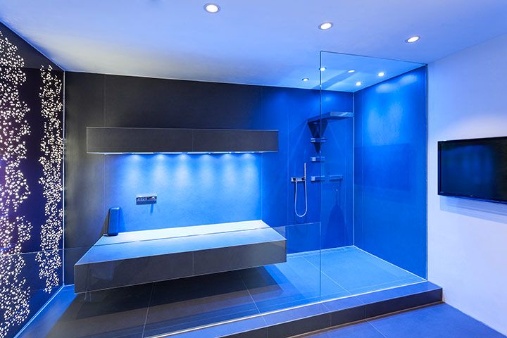 BRUMBERG blaue Beleuchtung in großer Dusche