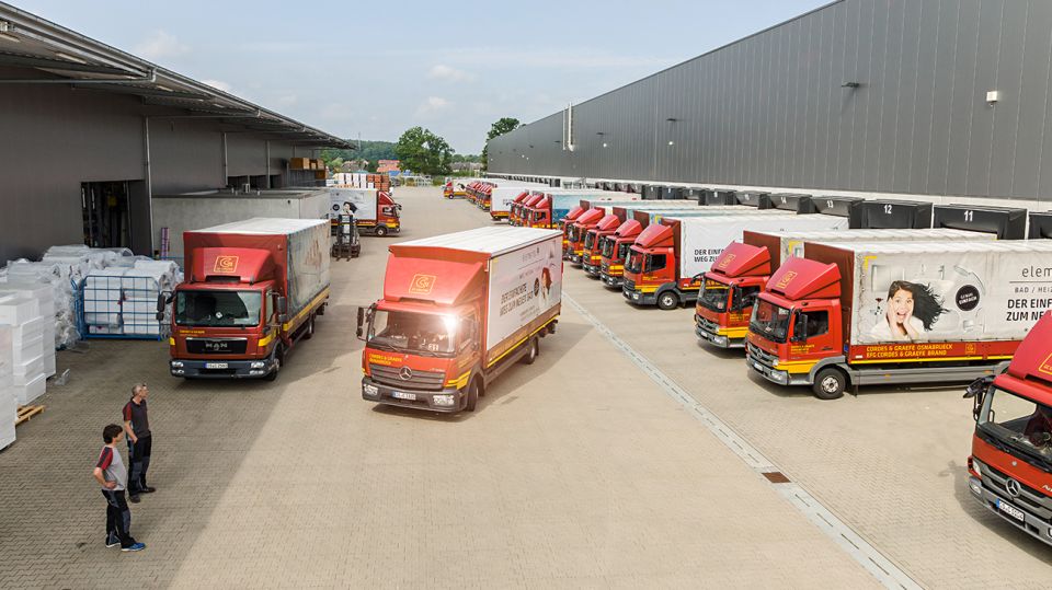 GC Logistik Service: LKW fährt auf GC-Gelände