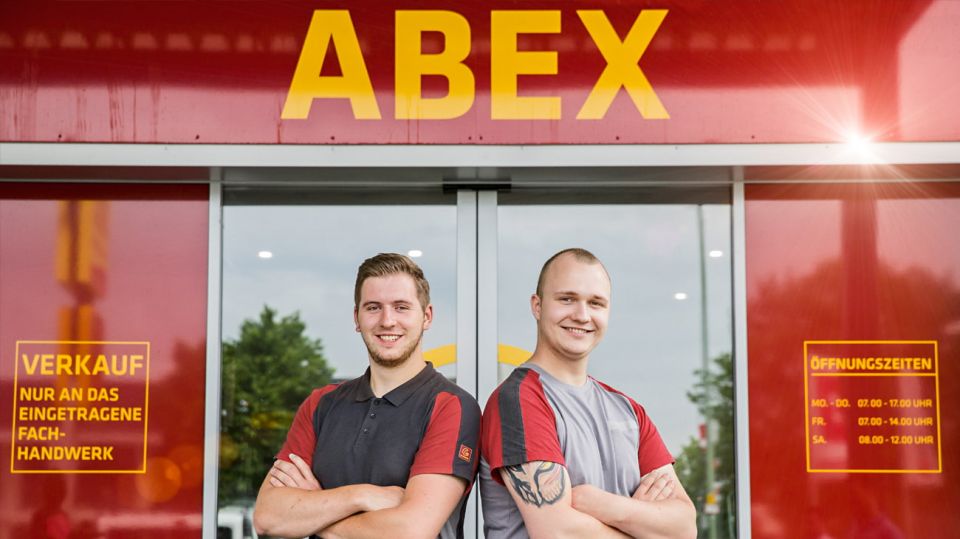 Mitarbeiter stehen vor ABEX
