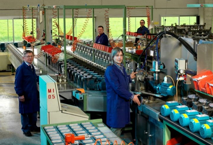 Calpeda Produktionshalle mit Mitarbeitern